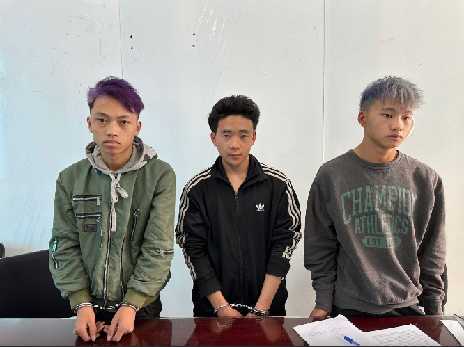 3 đối tượng từ trái qua phải gồm: Tráng Mí Na; Ly Mí Chứ và Ly Mí Sá tại cơ quan Công an. (Ảnh: Công an tỉnh Bắc Ninh)