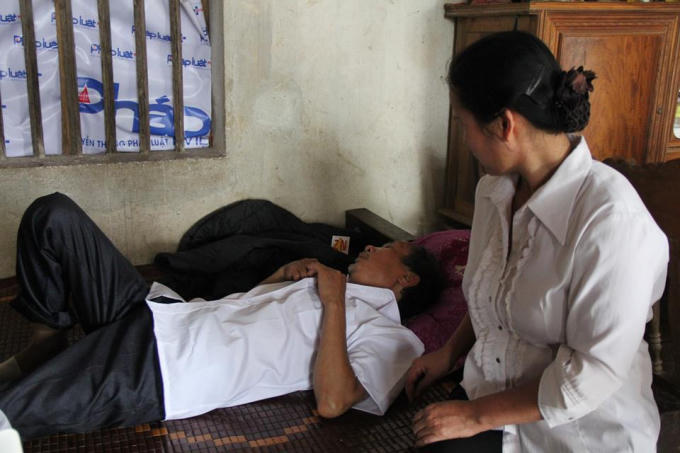 Bà Mai (vợ ông Long) phải túc trực ở bên khi ông từ nhà văn hóa xã về nhà.