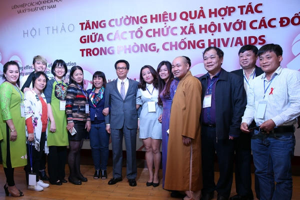 Ph&oacute; Thủ tướng chụp ảnh lưu niệm với những nh&agrave; hoạt động tổ chức x&atilde; hội ph&ograve;ng, chống HIV/AIDS v&agrave; người nhiễm HIV. (Ảnh: B&aacute;o Ch&iacute;nh Phủ).