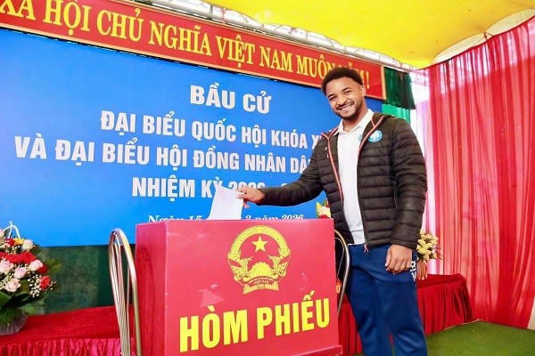 Cầu thủ nhập tịch Nguyễn Xuân Son tham gia bỏ phiếu bầu cử tại Khu vực bỏ phiếu số 52, Nhà văn hoá Tức Mặc, phường Nam Định.