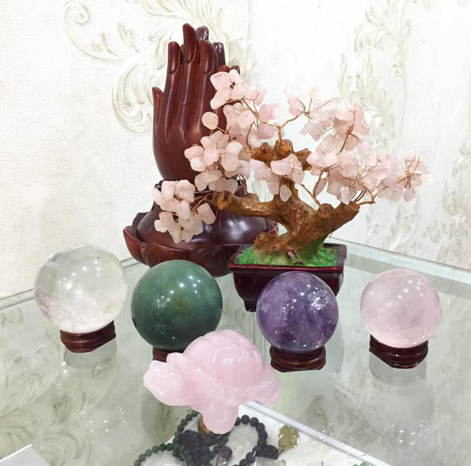 Mai Anh chọn mặt h&agrave;ng đ&aacute; qu&yacute; phong thủy để kinh doanh.