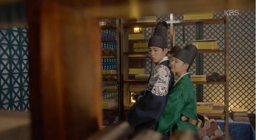 Ra On chủ động ôm Thái tử từ phía sau.