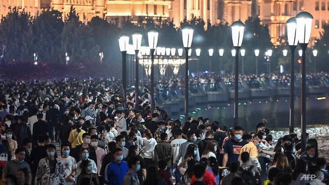 Dòng du khách đông đúc tại Bến Thượng Hải bên bờ sông Hoàng Phố (Thượng Hải, Trung Quốc) trong kỳ nghỉ lễ Quốc tế Lao Động.