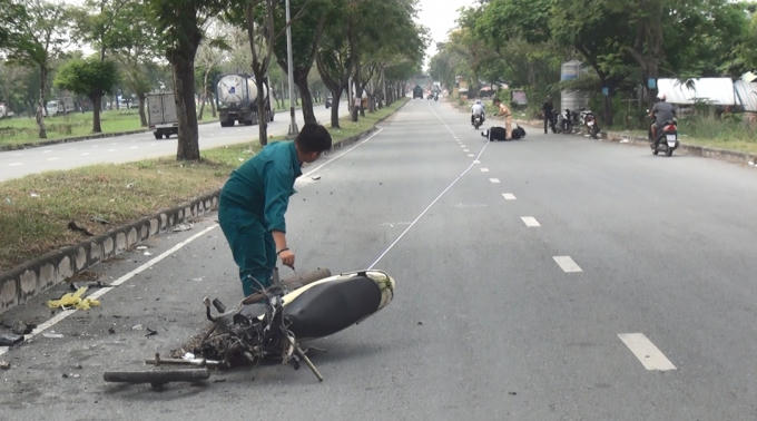 Lực lượng chức năng khám nghiệm hiện trường.