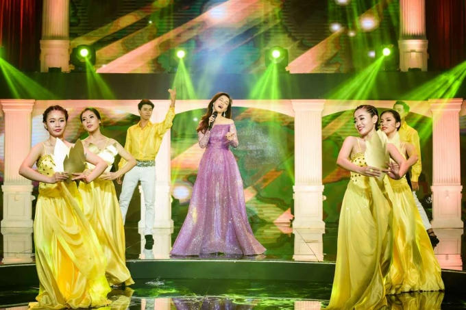 Tuy nhi&ecirc;n, nữ ca sĩ trẻ mong muốn được kh&aacute;n giả đ&oacute;n nhận ch&uacute;t trẻ trung, mới lạ từ những b&agrave;i h&aacute;t xưa quen thuộc.