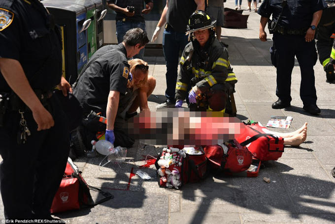 Nạn nhân thiệt mạng là nữ du khách Alyssa Elsman, 18 tuổi, đến từ bang Michigan. Em gái của Alyssa cũng là một trong số những người bị thương.