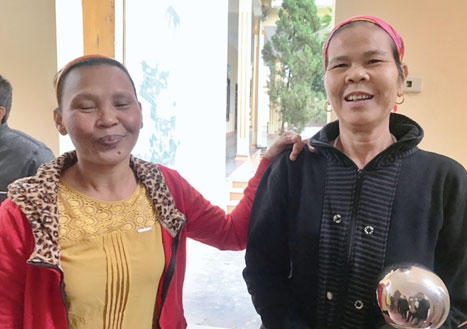 Bà Nguyễn Thị Khương và bà Vương Thị Đông, người nhặt được vật lạ