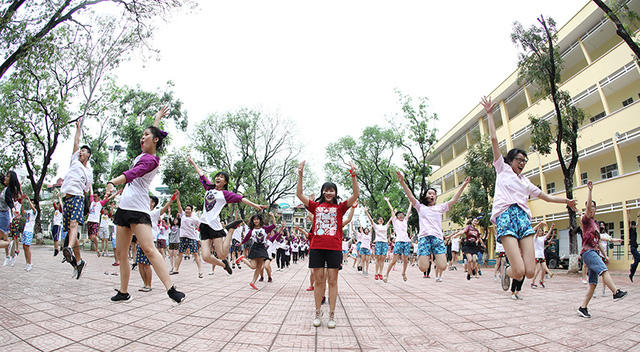 Màn flashmob mở đầu Ngày hội bóng nước đầy hứng khởi