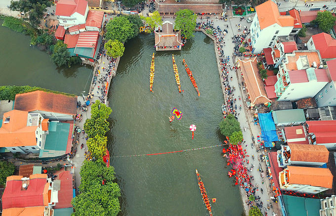 Lễ hội Làng Đăm (bơi đăm) thuộc Phường Tây Tựu (Bắc Từ Liêm, Hà Nội) diễn ra 5 năm một lần trong ba ngày 9, 10 và 11 tháng 3 âm lịch. Trong đó, hoạt động thi đua thuyền bơi diễn ra từ ngày 9 đến sáng 11.  Lễ hội được tổ chức nhằm tưởng nhớ đến Thành hoàng làng Bạch Hạc Tam Giang, vị thần che chở, chăm lo việc nước nôi cho dân cày cấy.