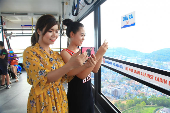 Từ cabin Cáp treo Nữ hoàng băng qua khung trời Vịnh Cửa Lục, toàn cảnh trời mây sông nước thấp thoáng bên bờ một thành phố biển yên bình. Đã tròn một năm, kể từ ngày Sun World Halong Complex – Tổ hợp vui chơi giải trí hàng đầu khu vực do Tập đoàn Sun Group đầu tư, đi vào hoạt động.