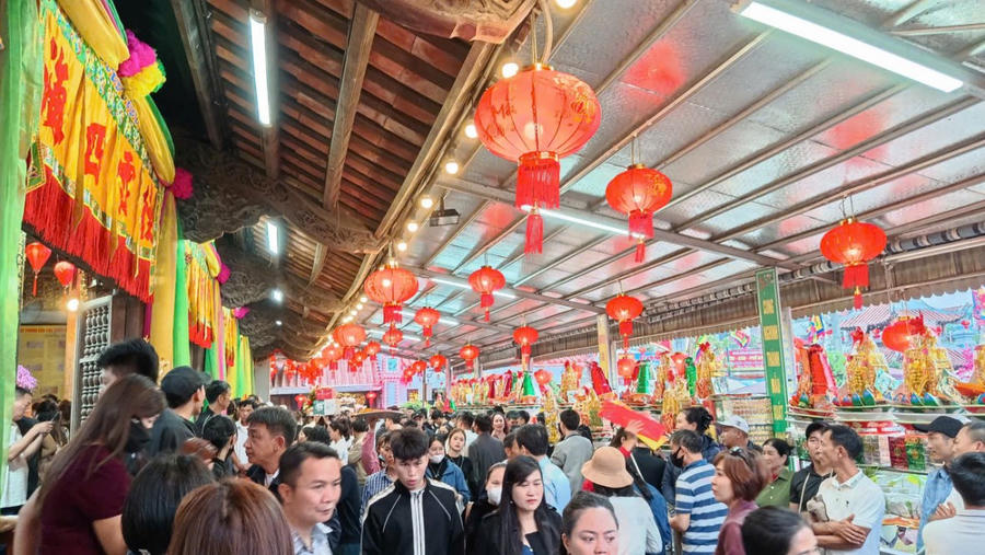 Hàng vạn người đổ về chợ “mua may, bán rủi” Viềng Xuân- Phủ Dầy