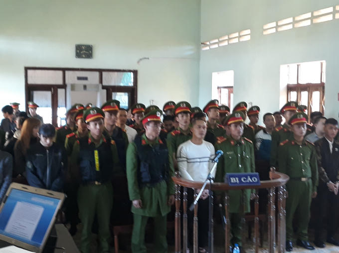 Trần Trung Hùng cùng đồng bon trước Vành móng ngựa.