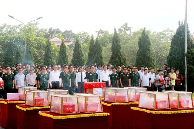 Giây phút thiêng liêng khi các chiến sĩ đã trở về với đất Mẹ