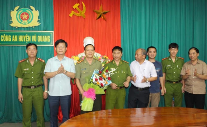 Cán bộ, chiến sĩ biểu dương, trao thưởng nóng.