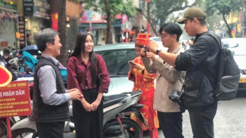 Các phóng viên ghi nhận cũng như phỏng vấn người dân xếp hàng mua vàng.