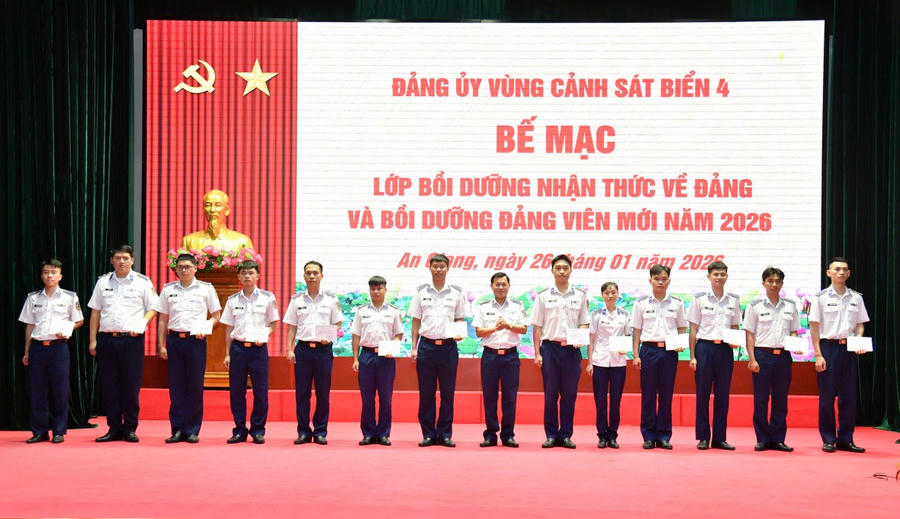 Đại diện Thủ trưởng Bộ Tư lệnh Vùng Cảnh sát biển 4 trao giấy chứng nhận cho các học viên hoàn thành lớp bồi dưỡng