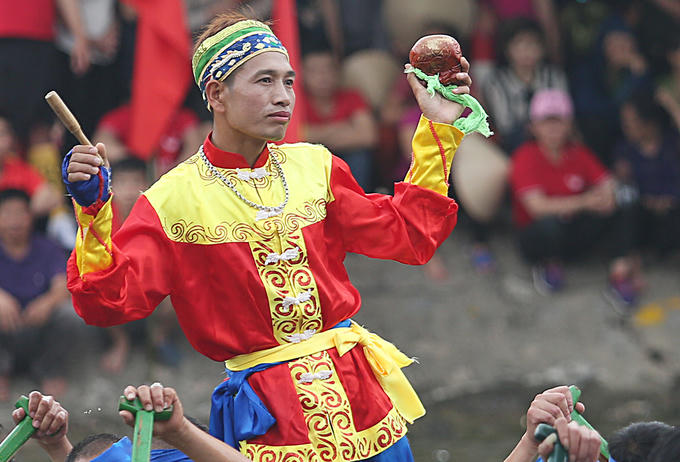Trên thuyền, người đánh mõ có vai trò quan trọng khi thực hiện các động tác uyển chuyển, hò dô tiếp thêm sức cho tay chèo.