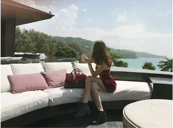 Với những hình ảnh đang được đăng tải trên mạng này, người đẹp cho biết, gia đình cô có sở thích du lịch và ba mẹ thường đưa cô đi nhiều nơi vào những dịp rảnh rỗi.