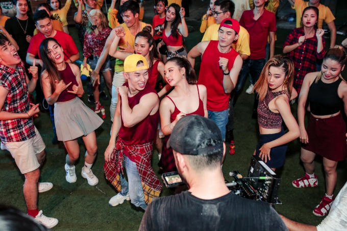 Sự đẹp đôi, đáng yêu của Kay Trần và AMee trong MV hứa hẹn việc đây sẽ là cặp đôi được "đẩy thuyền" nhiệt tình nhất mùa hè này.