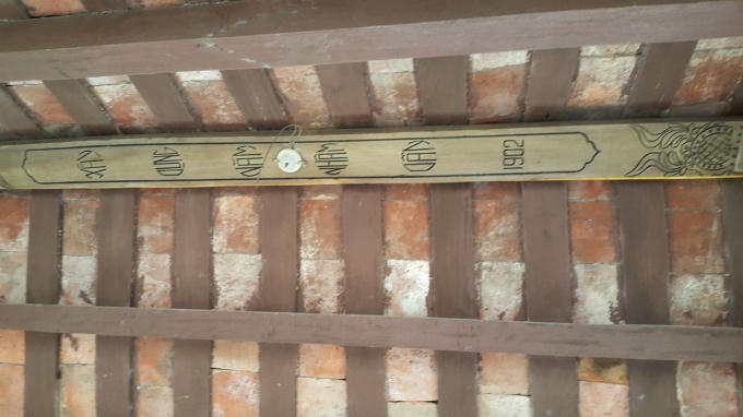 Năm xây dựng cầu được ghi trên mái, gian chính giữa của cây cầu