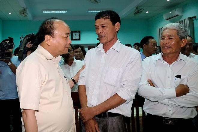 Thủ tướng thăm hỏi ngư d&acirc;n huyện Ph&uacute; Vang, Thừa Thi&ecirc;n - Huế.