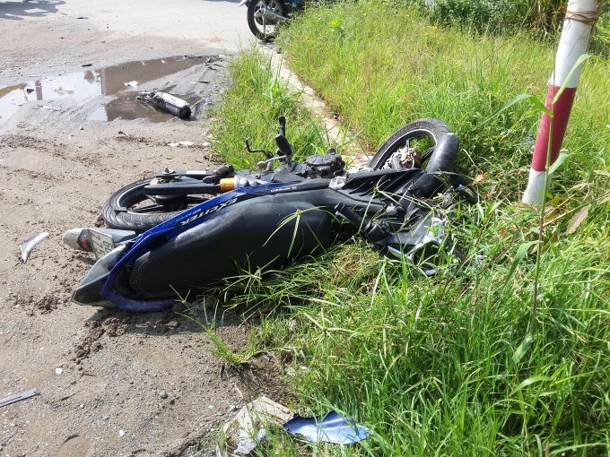 Chiếc xe máy vỡ nát.