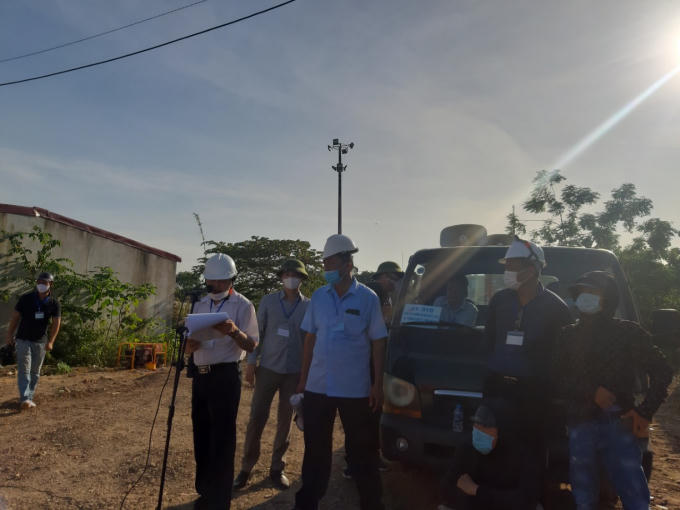 Cán bộ quận Hải An đọc quyết định cưỡng chế.