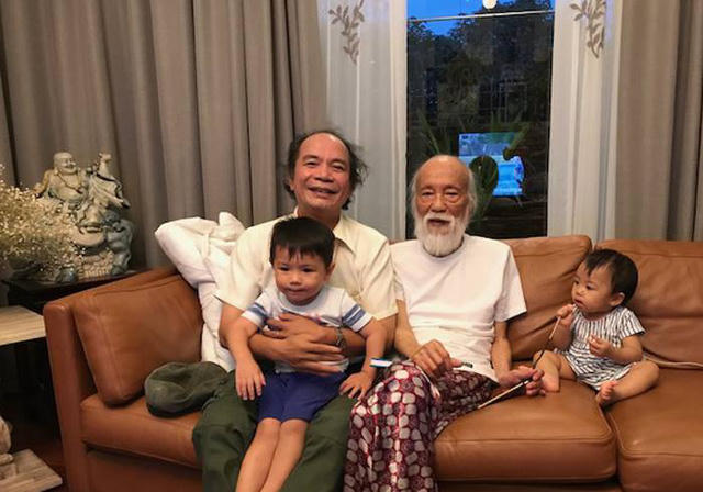 Nhạc sỹ Nguyễn Trọng Tạo và thầy giáo Văn Như Cương cùng các cháu ngoại của ông.