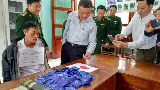 Đối tượng v&agrave; tang vật tại cơ quan điều tra.