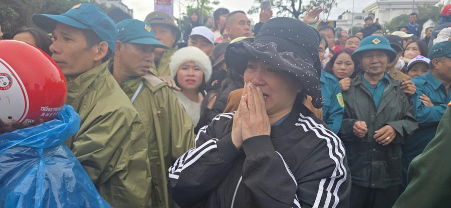 Người thân xúc động tiễn con em lên đường thực hiện nghĩa vụ quân sự tại lễ giao nhận quân năm 2026.