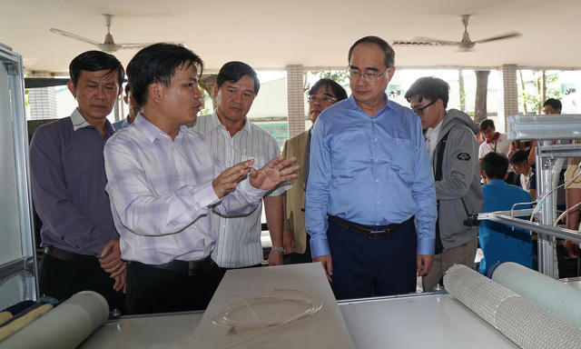 Giảng viên của trường chia sẻ những kết quả nghiên cứu của thầy và trò với Bí thư Thành uỷ TPHCM. (Ảnh: H.T)