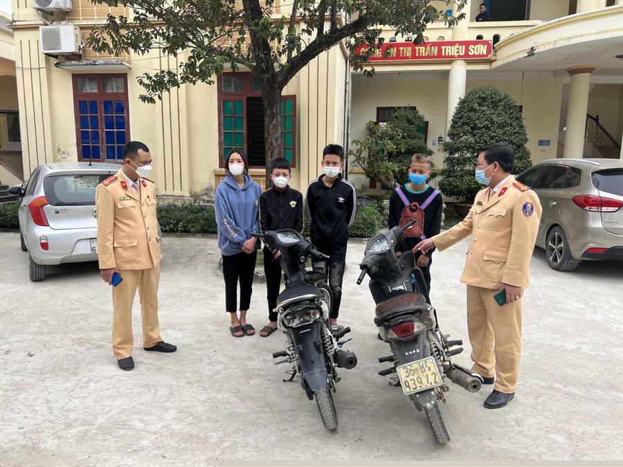 Các đối tượng đi xe máy bốc đầu trên đường tỉnh lộ 514 bị Công an huyện Triệu Sơn triệu tập