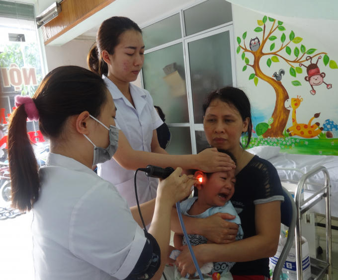 Bác sĩ Trang đang thăm khám cho bệnh nhi.