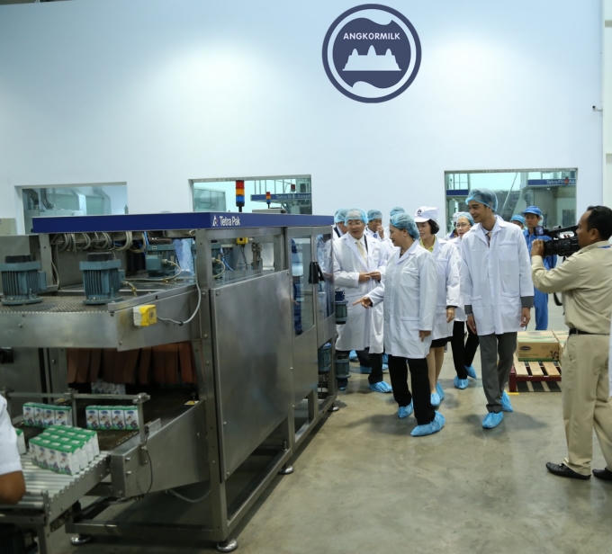 Chủ tịch Quốc hội Nguyễn Thị Kim Ngân và các đại biểu tham quan khu vực đóng gói của sản phẩm sữa nước tại Nhà máy Angkor.