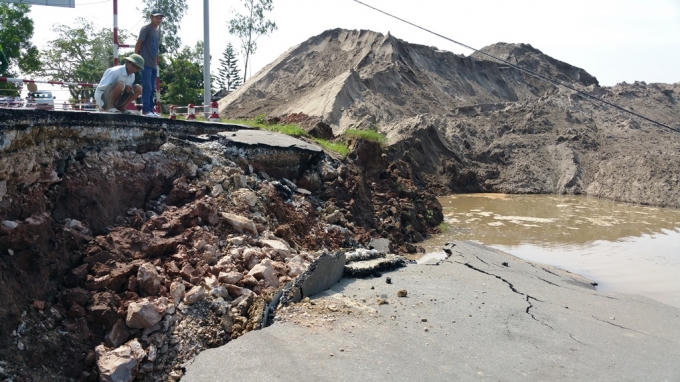 Bãi tập kết cát xây dựng ngay phía chân cầu phao sông Hóa.