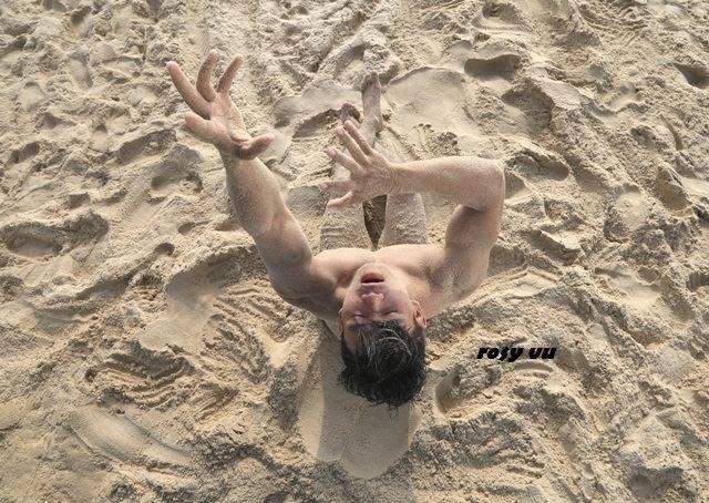 Một bức trong bộ ảnh khoả thân “Cá cũng cần có nước sạch” đang bị dư luận “ném đá”.