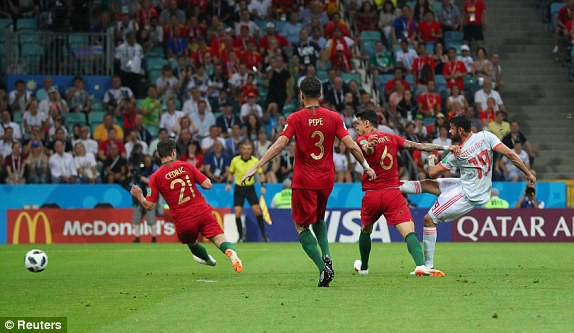 T&igrave;nh huống san bằng tỉ số của Diego Costa cho T&acirc;y Ban Nha.