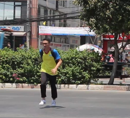 Bạn sinh viên này thì... cố chạy thật nhanh để qua đường