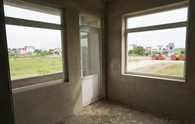 Cửa sổ và cửa chính các gian phòng được lắp tạm bợ vài chiếc trong căn phòng đầu tiên hướng Tây.