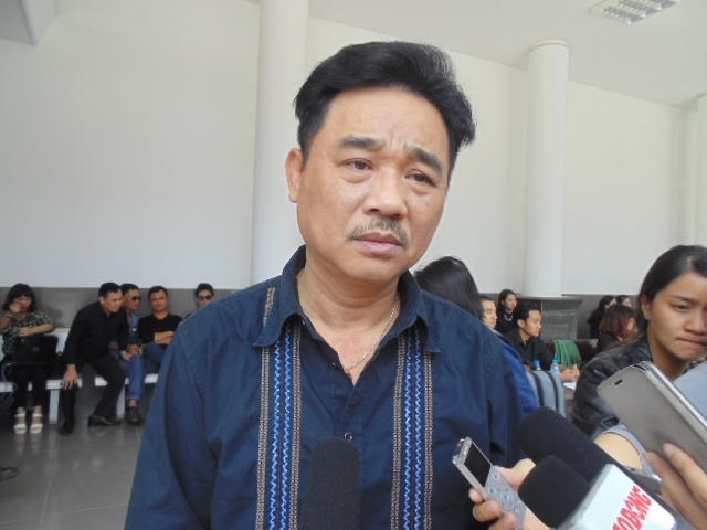 Nghệ sĩ Quốc Khánh xuất hiện trong buổi tang lễ với gương mặt bần thần. Ảnh: Nguyễn Hồng. Anh chia sẻ: "Phạm Bằng là nghệ sĩ chúng tôi rất nể trọng vì cuối đời vẫn làm nghề, đóng góp cho nghệ thuật".