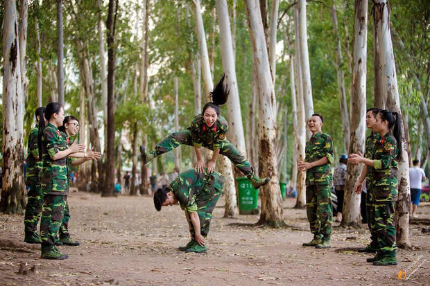 Hồng là một cô giáo trẻ năng nổ, vui tính, giàu nhiệt huyết.
