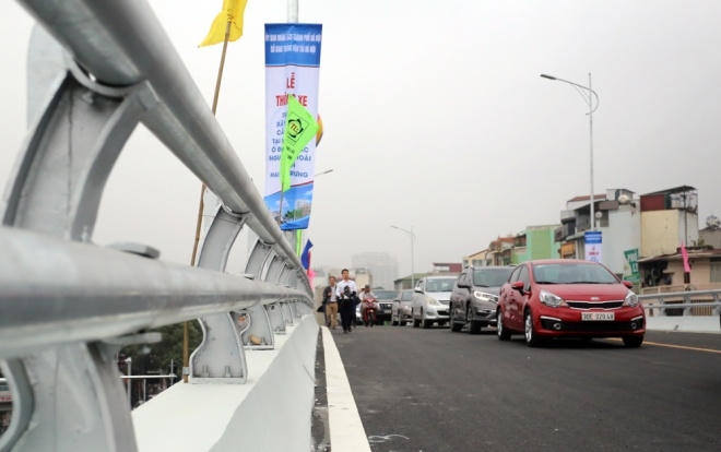 Cầu vượt có tổng chiều dài 232m, bề rộng 12m, được chia làm 2 làn xe chạy.