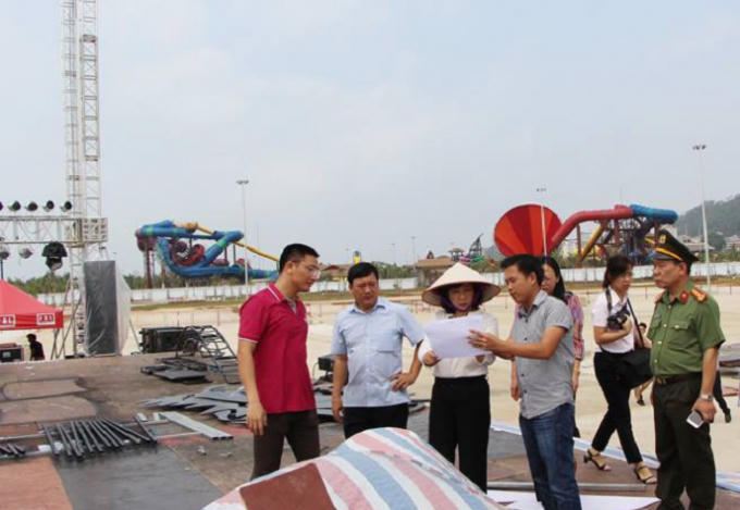 Bà Vũ Thị Thu Thủy (thứ 3 từ bên trái sang) kiểm tra công tác chuẩn bị cho chương trình.