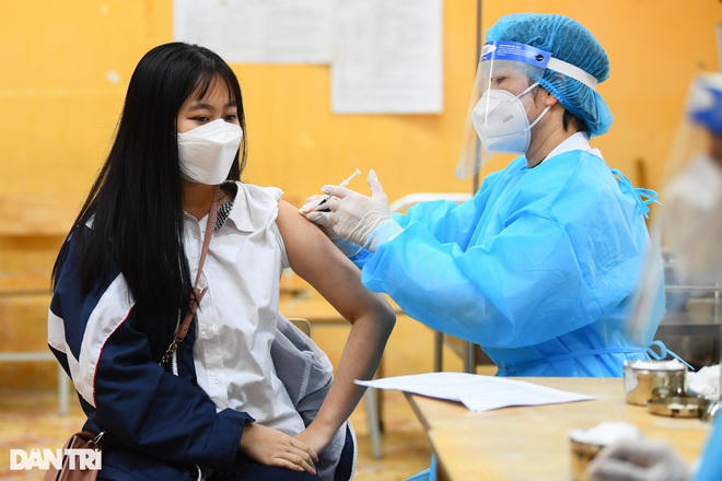 Hiện học sinh THPT trên địa bàn Hà Nội đã tiêm một mũi vaccine ngừa Covid-19 (Ảnh: Đỗ Linh).