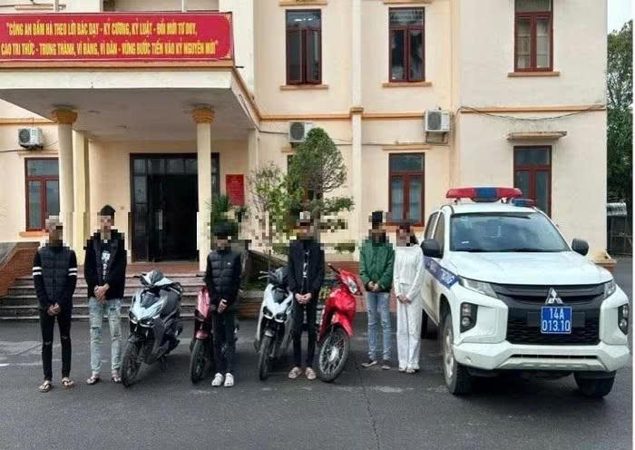 Nhóm thanh niên vi phạm và phương tiện.