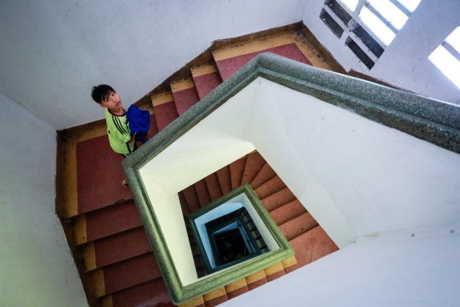 Hệ thống cầu thang dẫn lên chung cư Bùi Viện được cho là còn khá kiên cố.