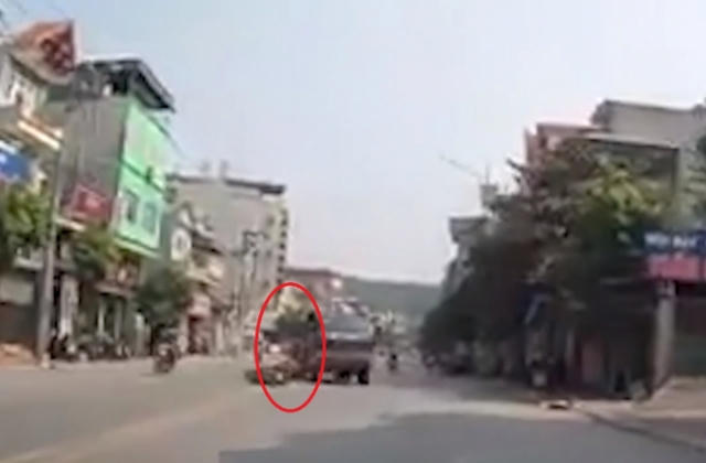 [Clip]: Đi sai làn đường, tài xế xe máy còn định hành hung người khác