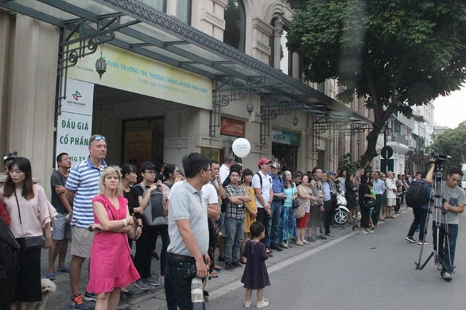 Người dân trên các tuyến phố Hà Nội đang chờ đón đoàn xe của Tổng thống Mỹ đi qua. Ảnh: TUYẾN PHAN