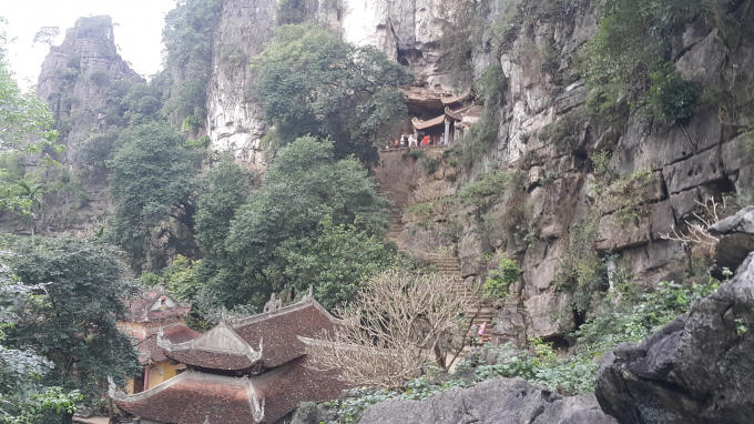Toàn cảnh như một bức tranh núi rừng hùng tráng, dát lên một phù điêu gồm 3 ngôi chùa cổ kính, mái ngói rêu phong, có đủ 8 cảnh đẹp mà người xưa đã gọi là 'Bích sơn bát cảnh".