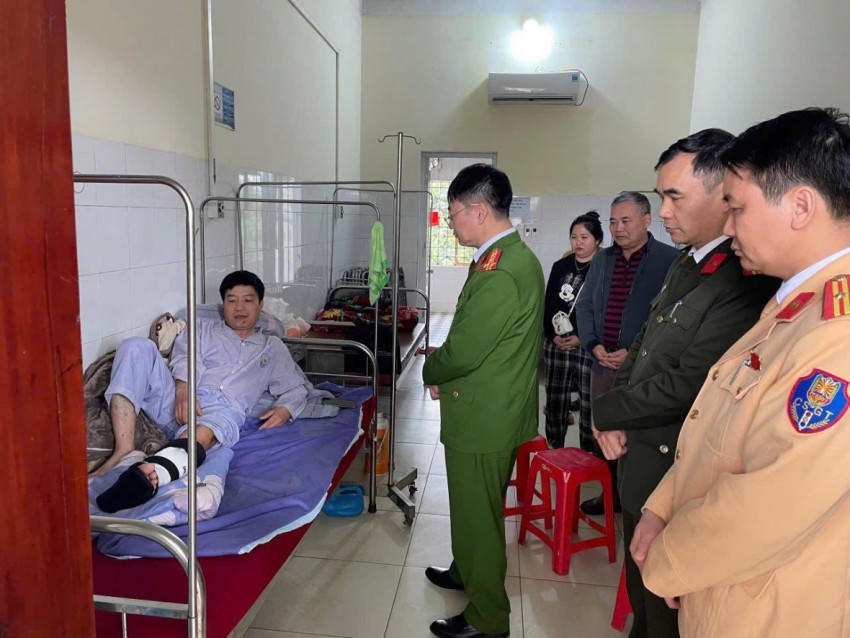 Lãnh đạo Công an tỉnh Tuyên Quang đến thăm hỏi, động viên Thiếu tá Nguyễn Văn Đông. (Ảnh: Công an cung cấp).